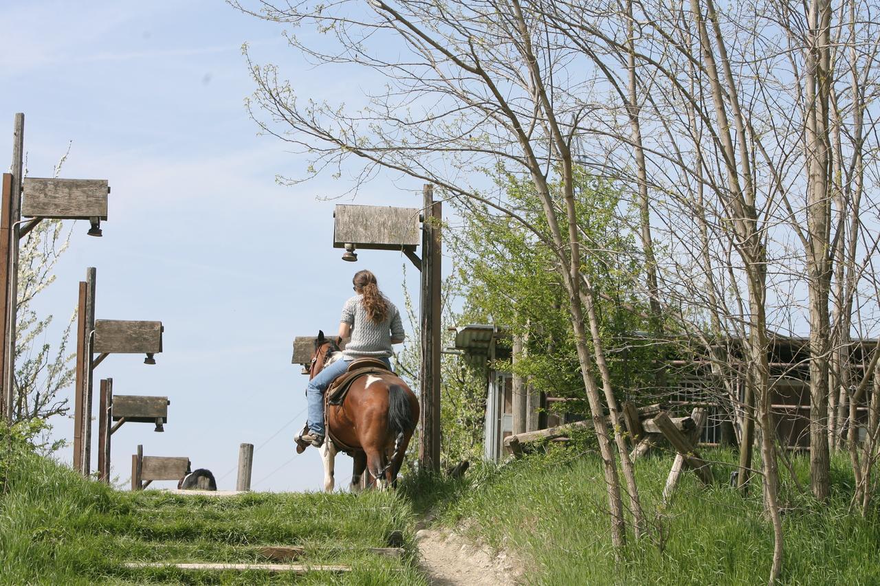 Cowboys Guest Ranch Hotel Voghera Ngoại thất bức ảnh