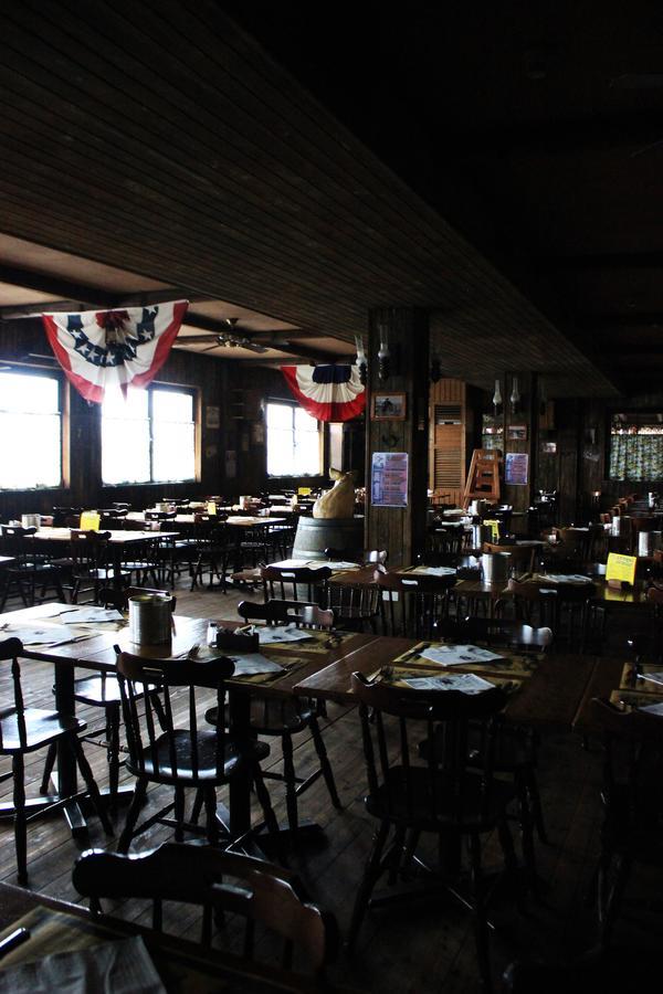 Cowboys Guest Ranch Hotel Voghera Ngoại thất bức ảnh