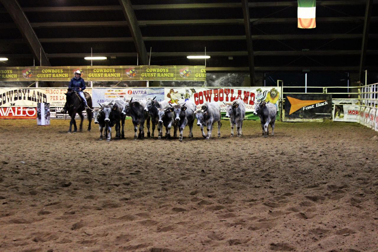 Cowboys Guest Ranch Hotel Voghera Ngoại thất bức ảnh