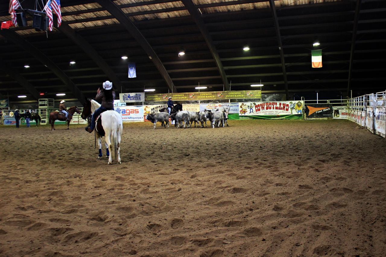 Cowboys Guest Ranch Hotel Voghera Ngoại thất bức ảnh