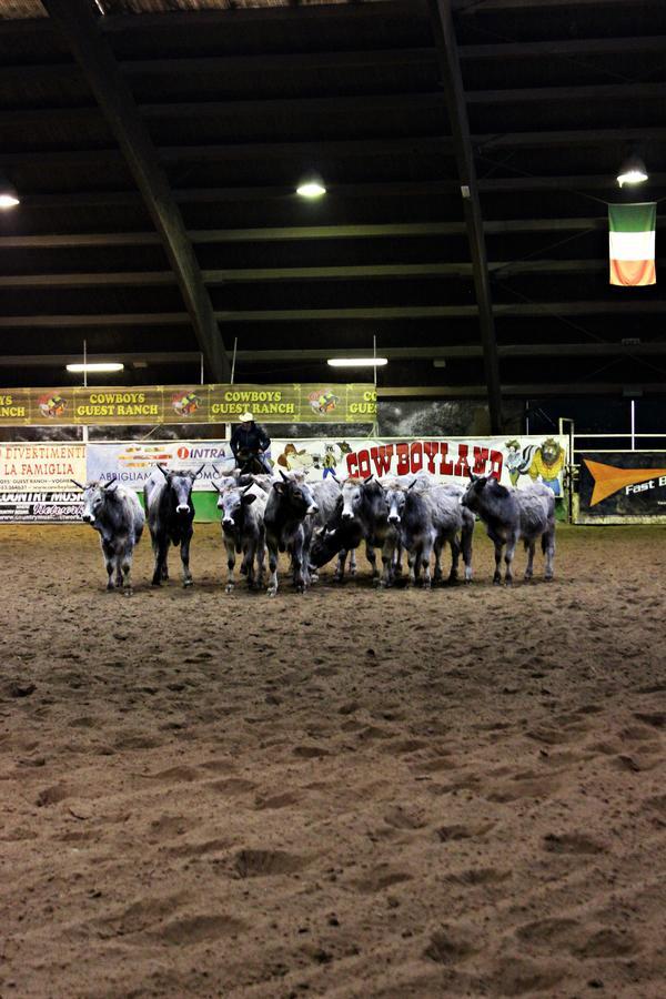 Cowboys Guest Ranch Hotel Voghera Ngoại thất bức ảnh